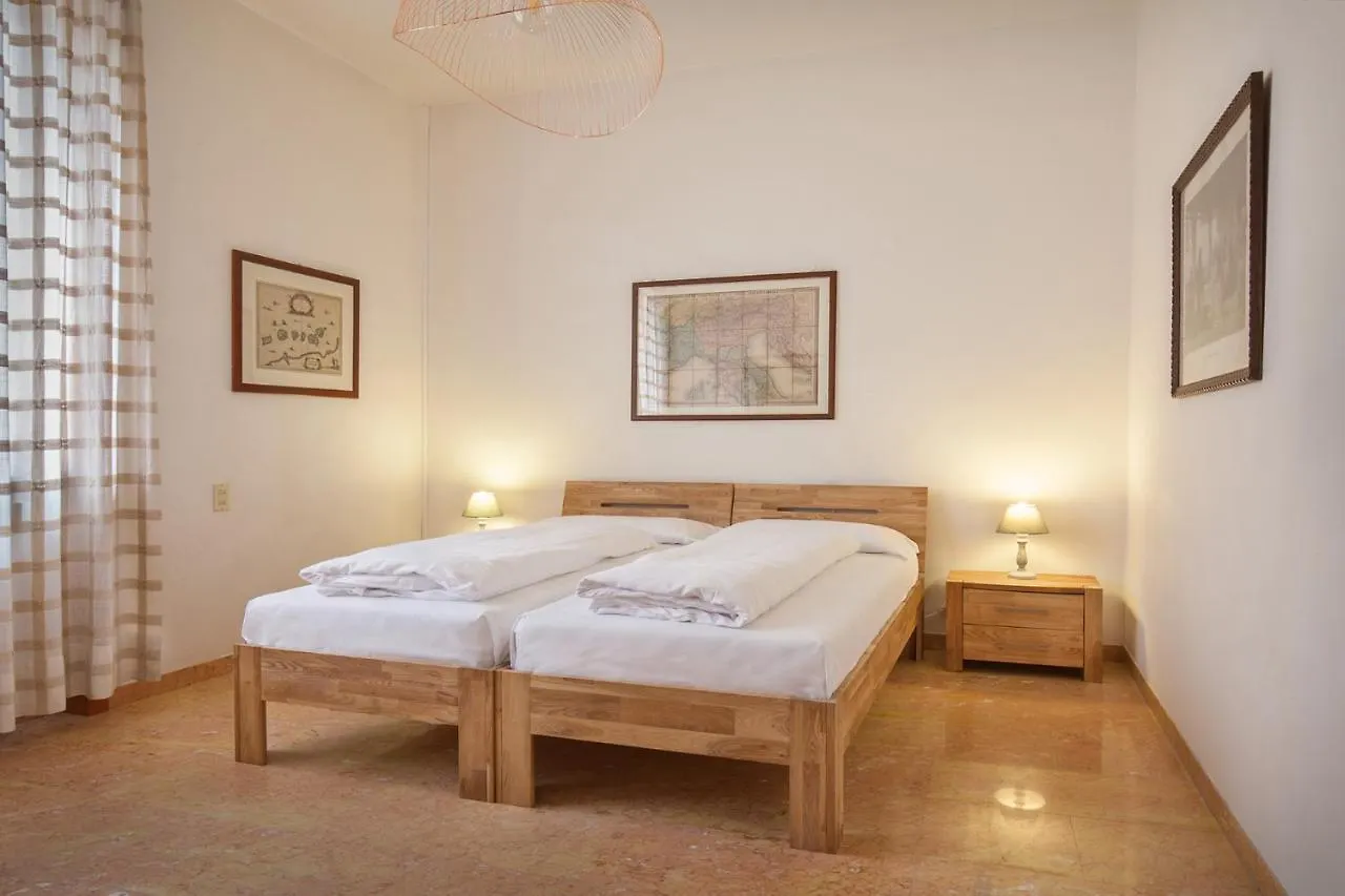 Villa Francesca-Grande Appartamento In Riva Al Lago Brenzone sul Garda Italien