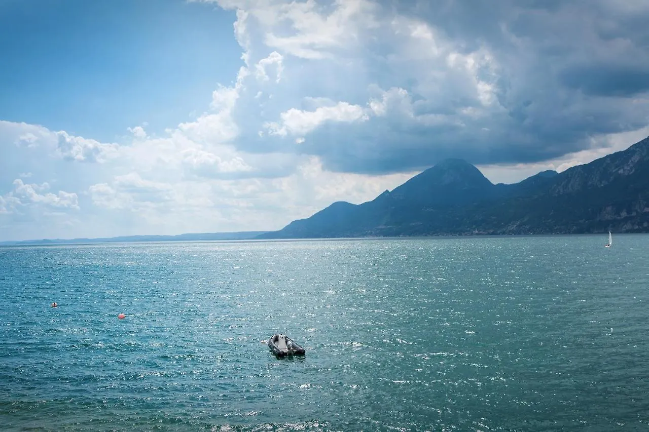 Villa Francesca-Grande Appartamento In Riva Al Lago Brenzone sul Garda Apartment